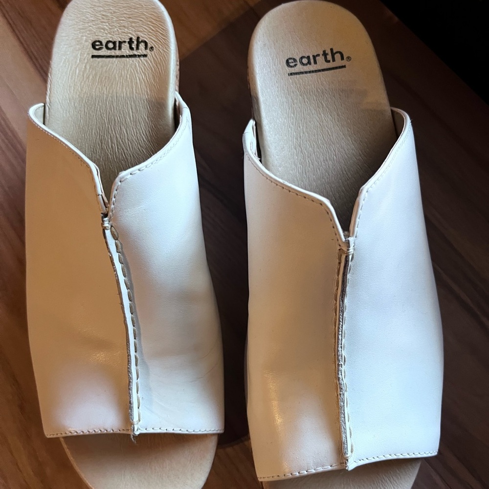 Earth Women's Cream Open-Toe Mules